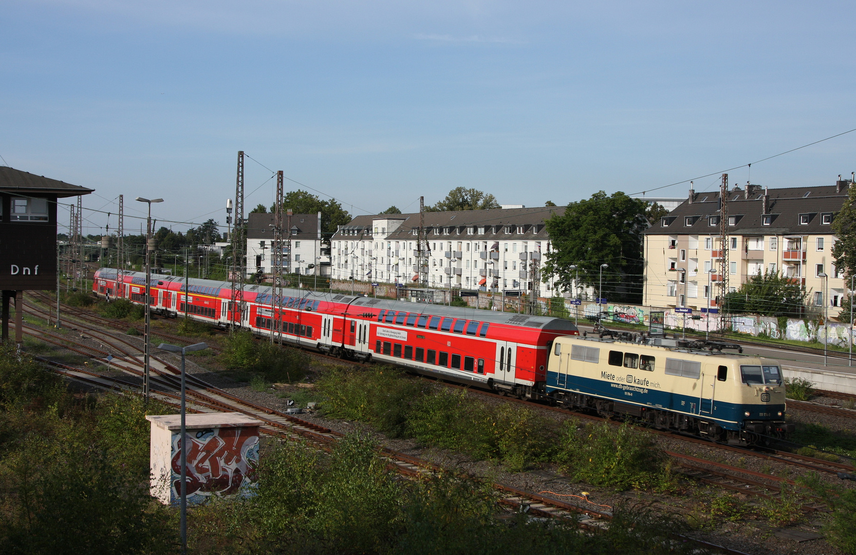 Ein Ersatzzug mit einer 111 bei Sonne in Düsseldorf