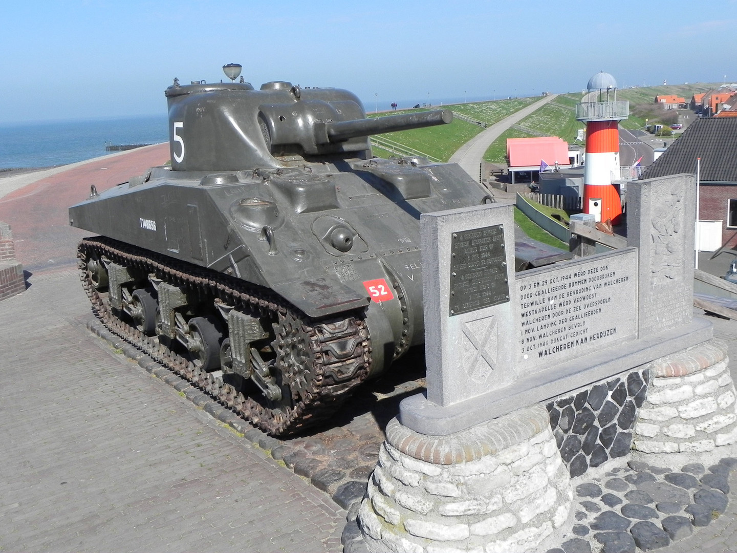 Ein erschütterndes Panzerdenkmal in Westkapelle/Walcheren.