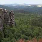 Ein erster Blick auf die Felsen vom oberen Affensteinweg