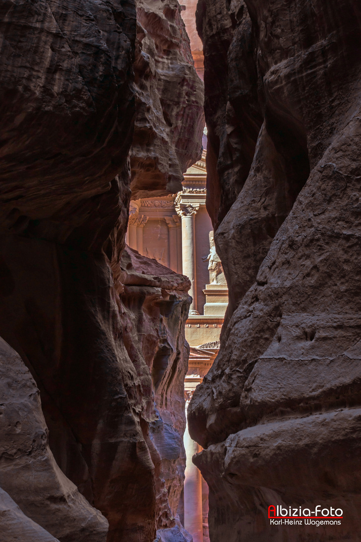 Ein erster Blick durch den Siq auf das Schatzhaus des Pharao