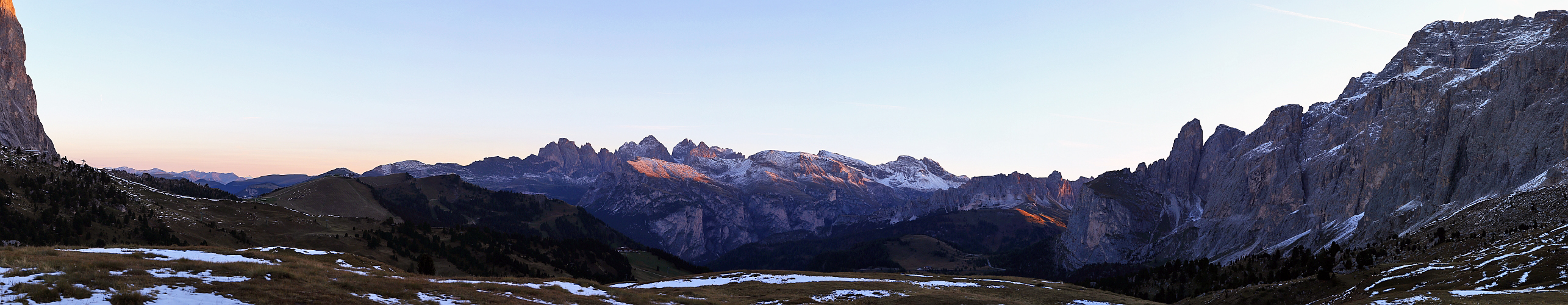 Ein erster Sonnenstrahl auf Langkofel Geisler Gruppe und den Cirspitzen...