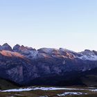 Ein erster Sonnenstrahl auf Langkofel Geisler Gruppe und den Cirspitzen...