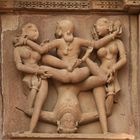 ein etwas "anstrengendes" Detail aus dem Fassadenschmuck des Kandariya Mahadev Tempels in Khajuraho