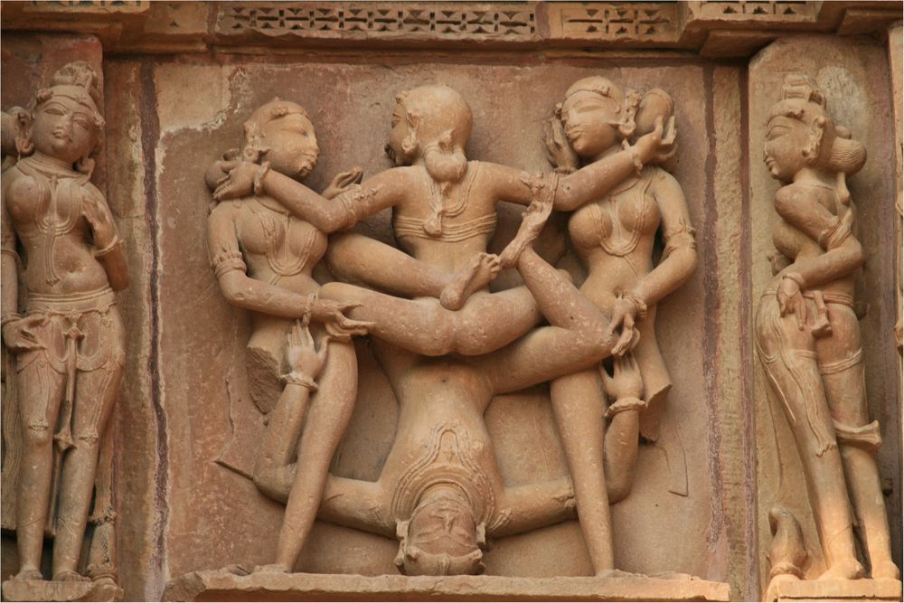 ein etwas "anstrengendes" Detail aus dem Fassadenschmuck des Kandariya Mahadev Tempels in Khajuraho