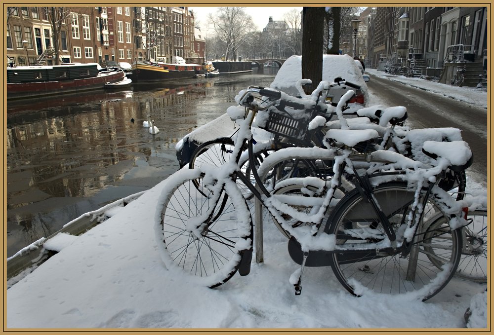 Ein Fahrrad unter Schnee in Amsterdam