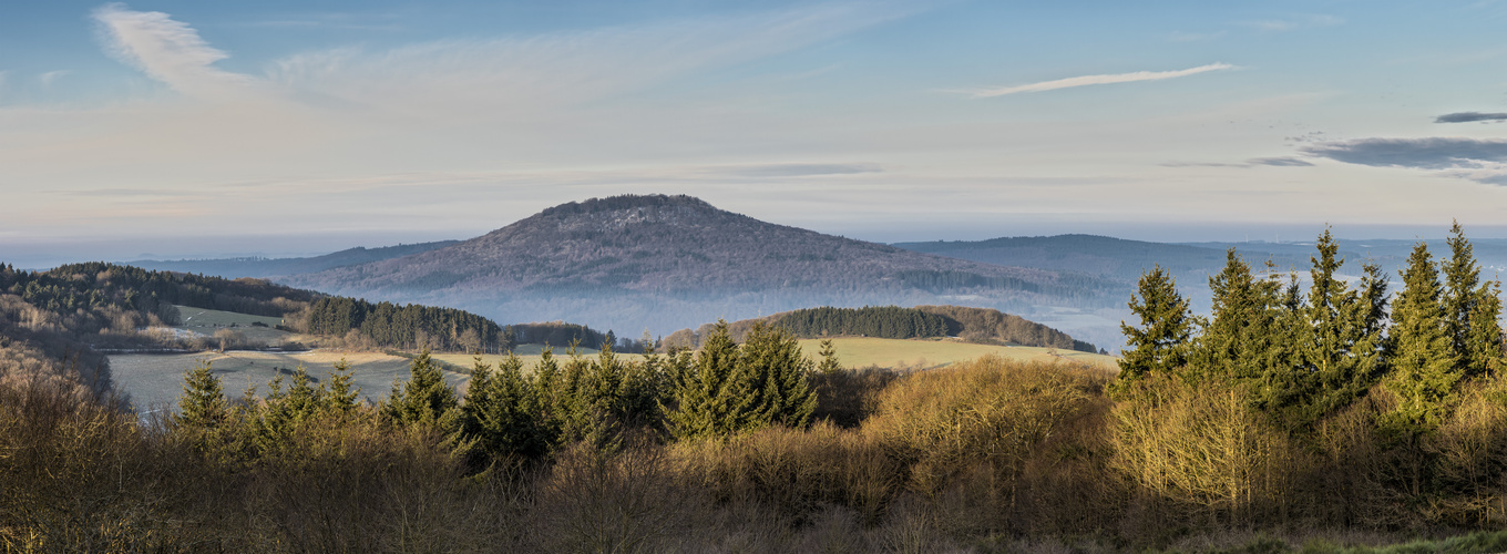 Ein Februarmorgen mit Blick auf den Aremberg in der Eifel