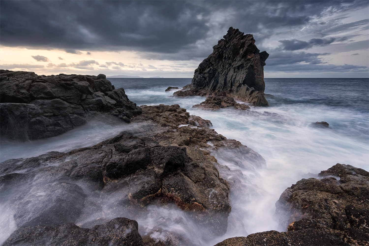 Ein Felsen im Meer