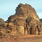 Ein Felsturm im Wadi Rum