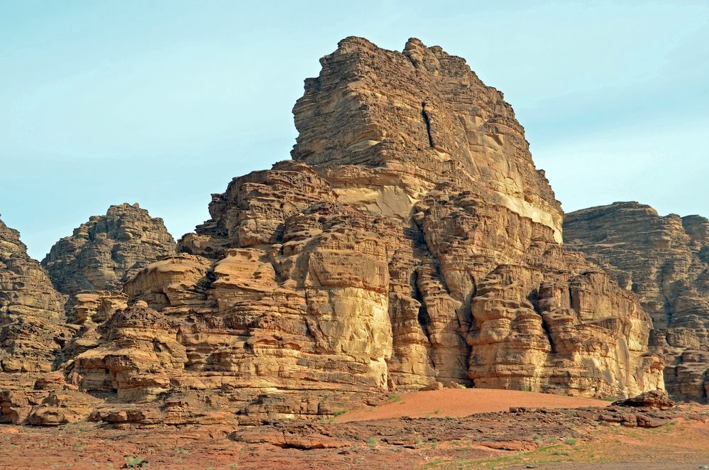 Ein Felsturm im Wadi Rum