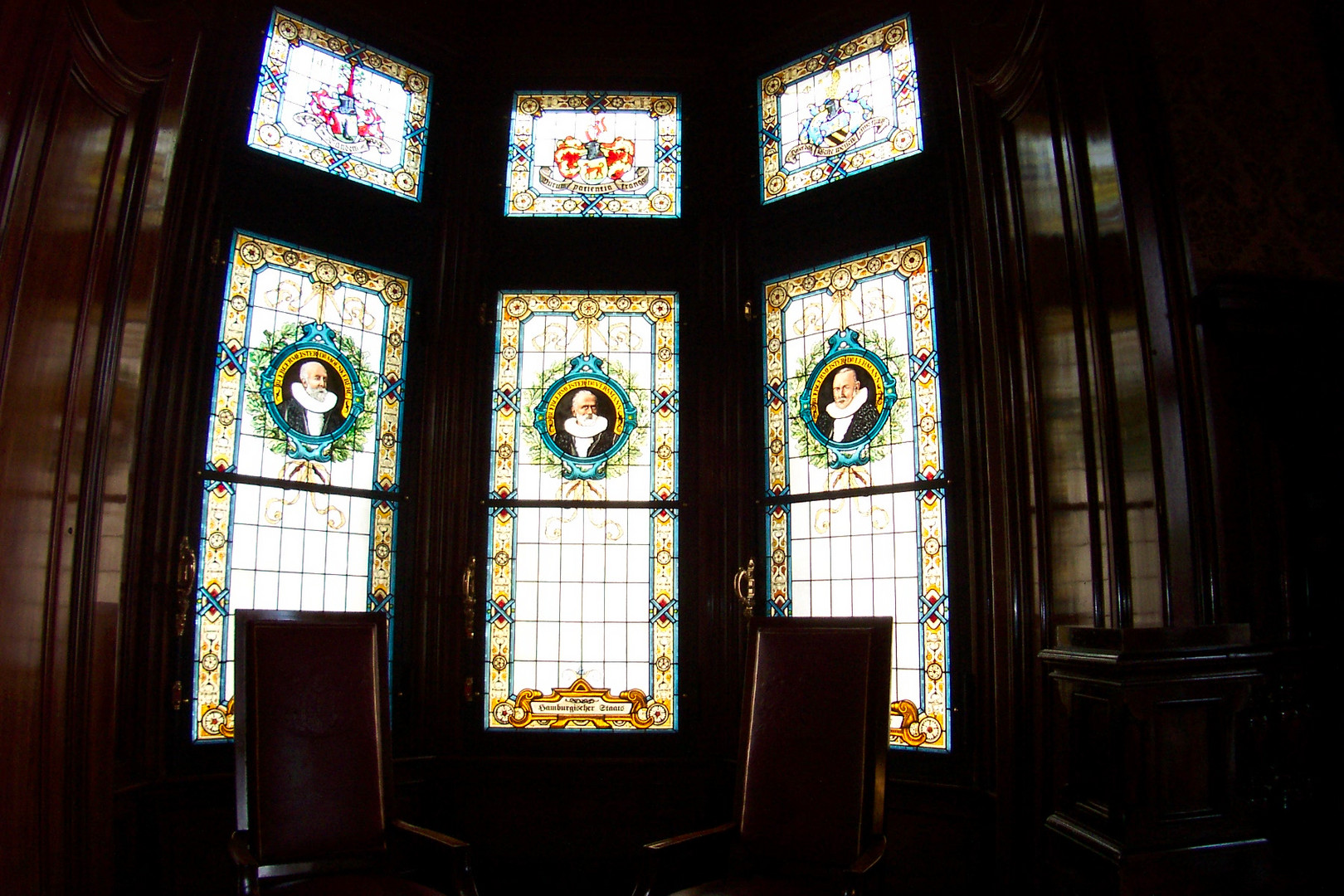  Ein Fenster im Hamburger Rathaus