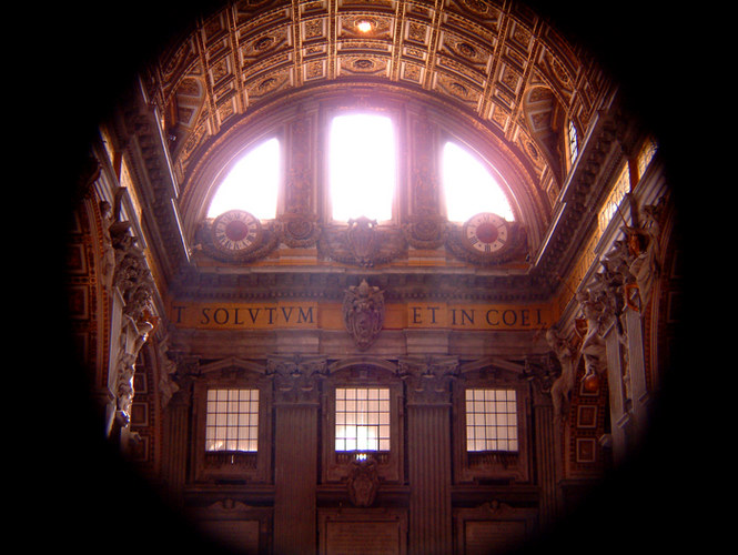 Ein Fenster im Petersdom