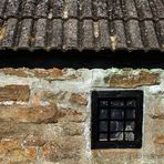 EIN FENSTER VON DAMALS HAT VIELE TOURIS SCHON GESEH'N