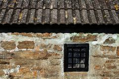 EIN FENSTER VON DAMALS HAT VIELE TOURIS SCHON GESEH'N