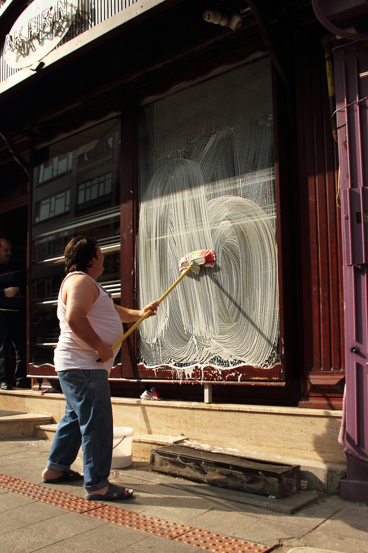 Ein Fensterputzer in Istanbul