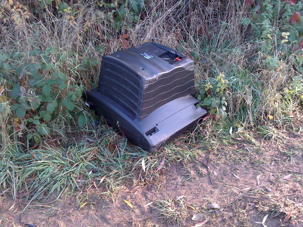 Ein Fernseher in der Natur abgelegt.