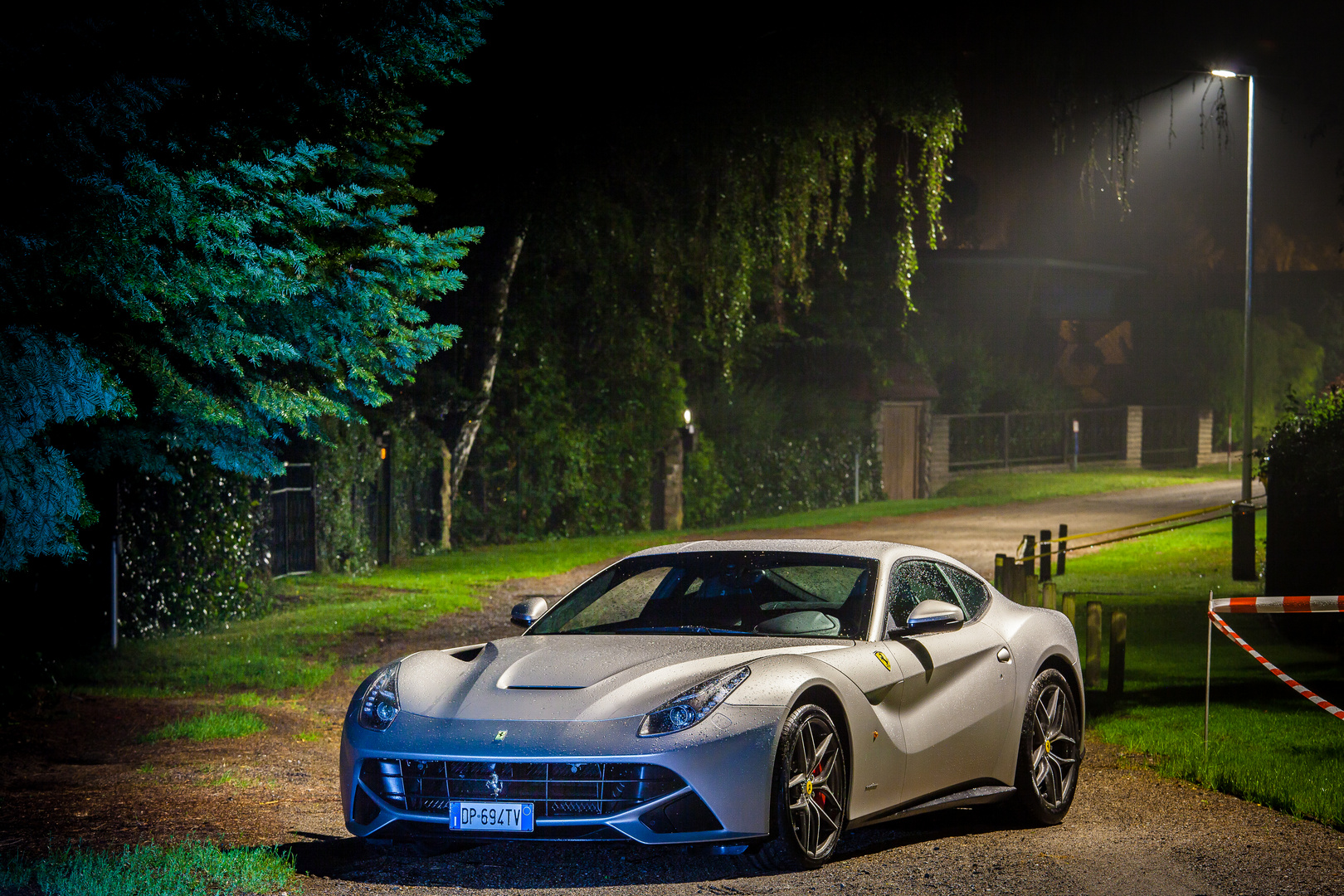 Ein Ferrari in einer Regennacht