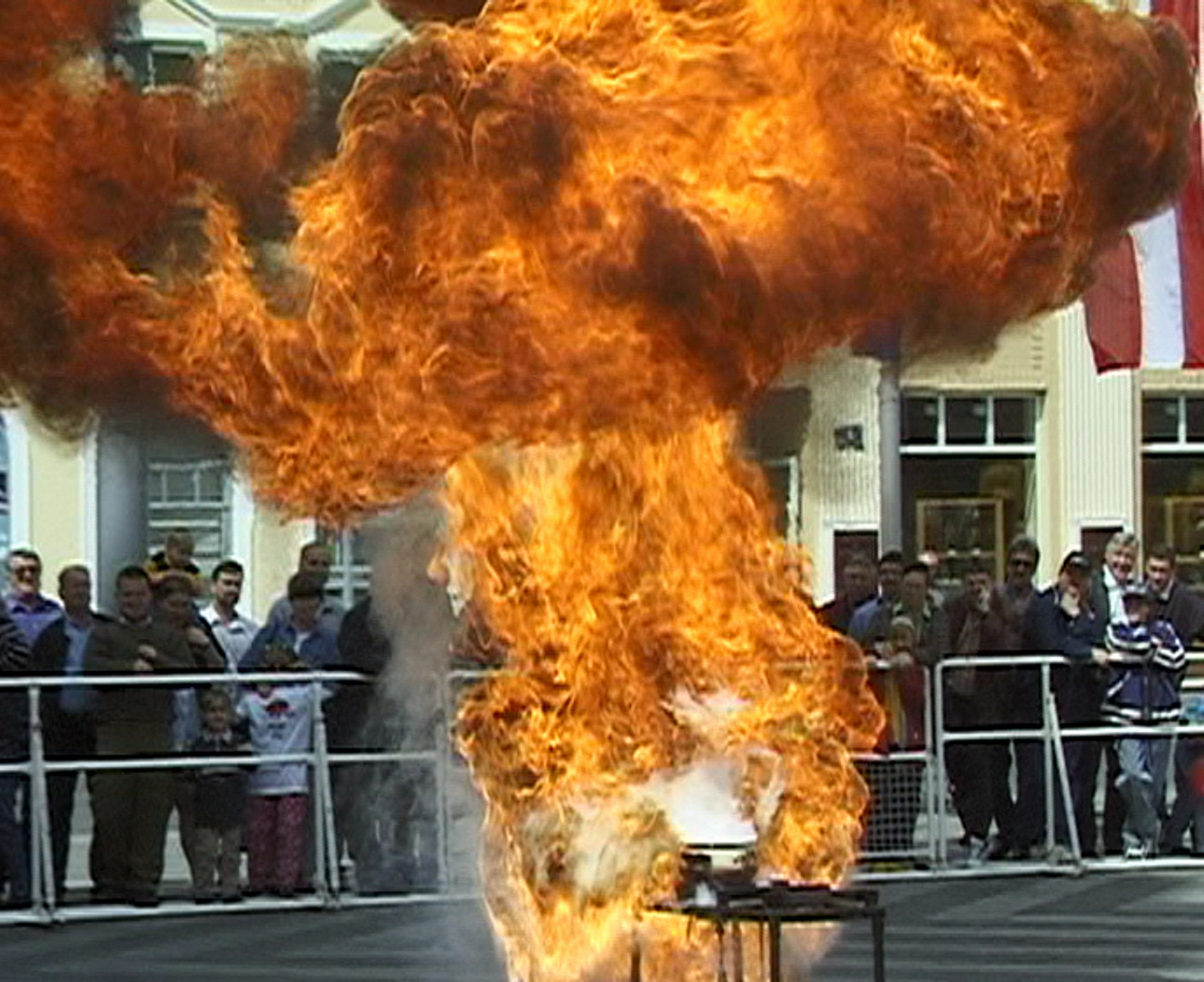 Ein Feuerball mit Öl und etwas Wasser