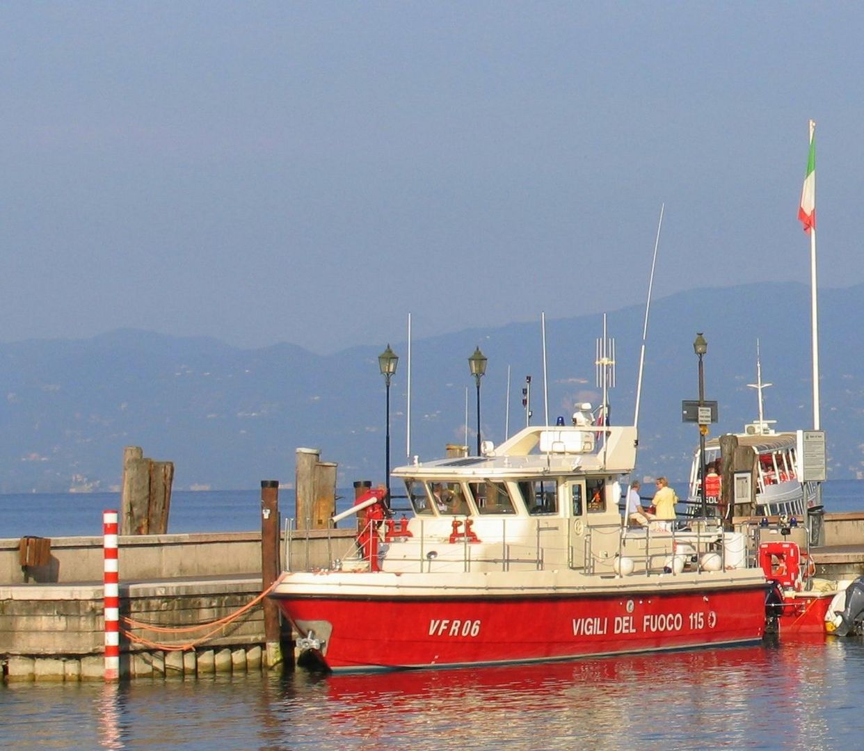 Ein Feuerlöschschiff auf dem Gardasee