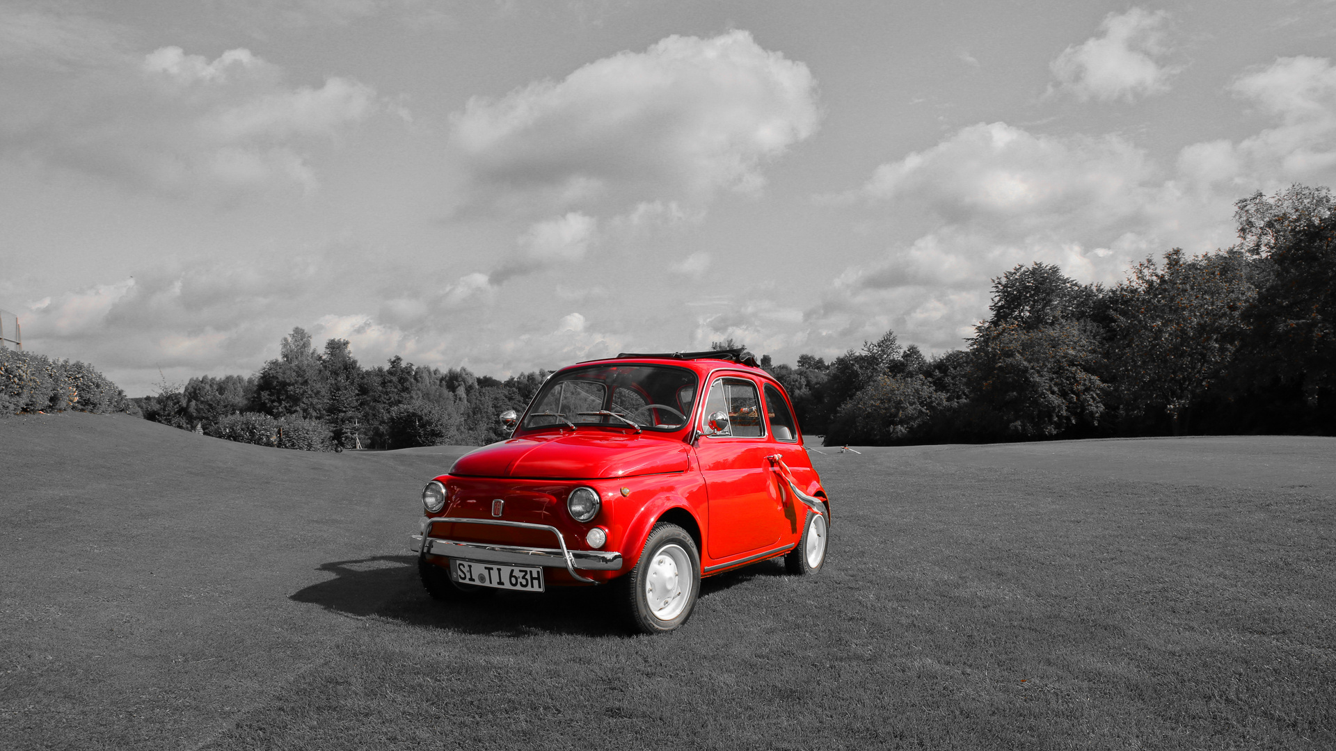 Ein Fiat 500 auf einem Golfplatz