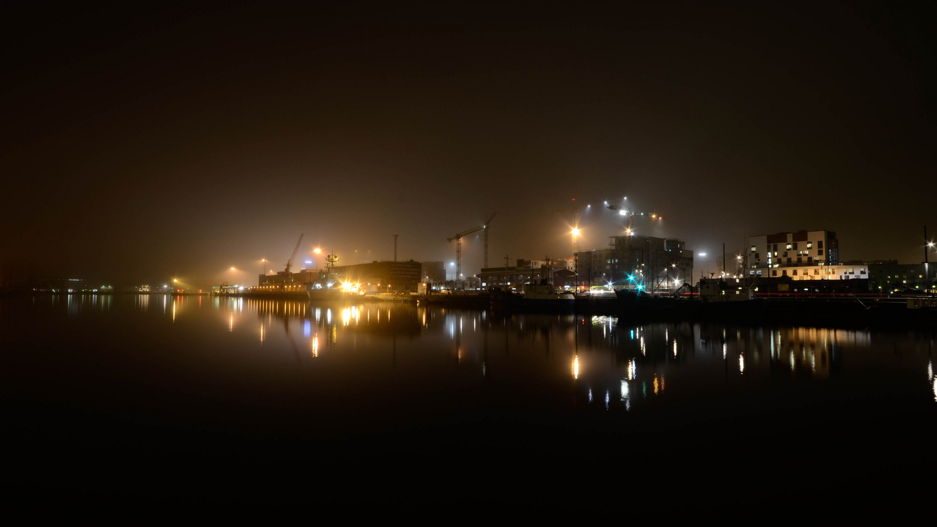 Ein finnischer Hafen im nächtlichen Lichterspiel.