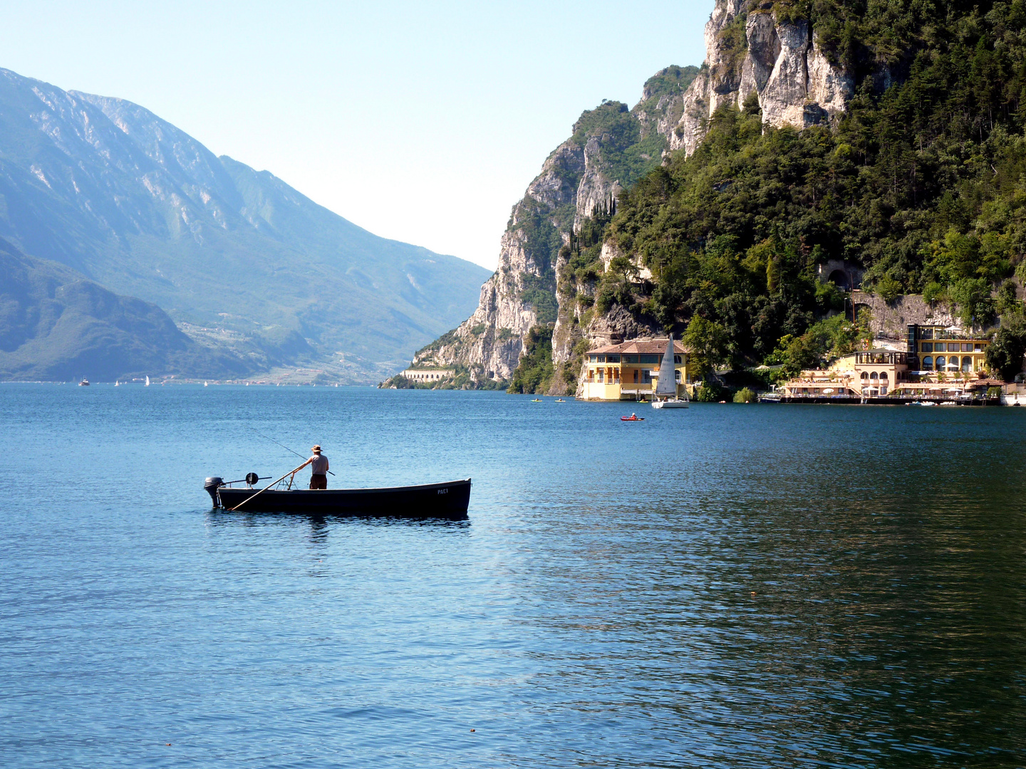 Ein Fischer auf dem Gardasee