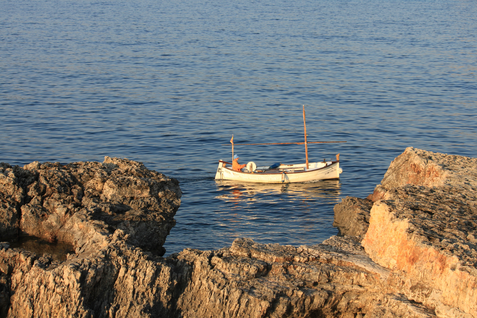 Ein Fischer auf dem Meer vor Mallorca