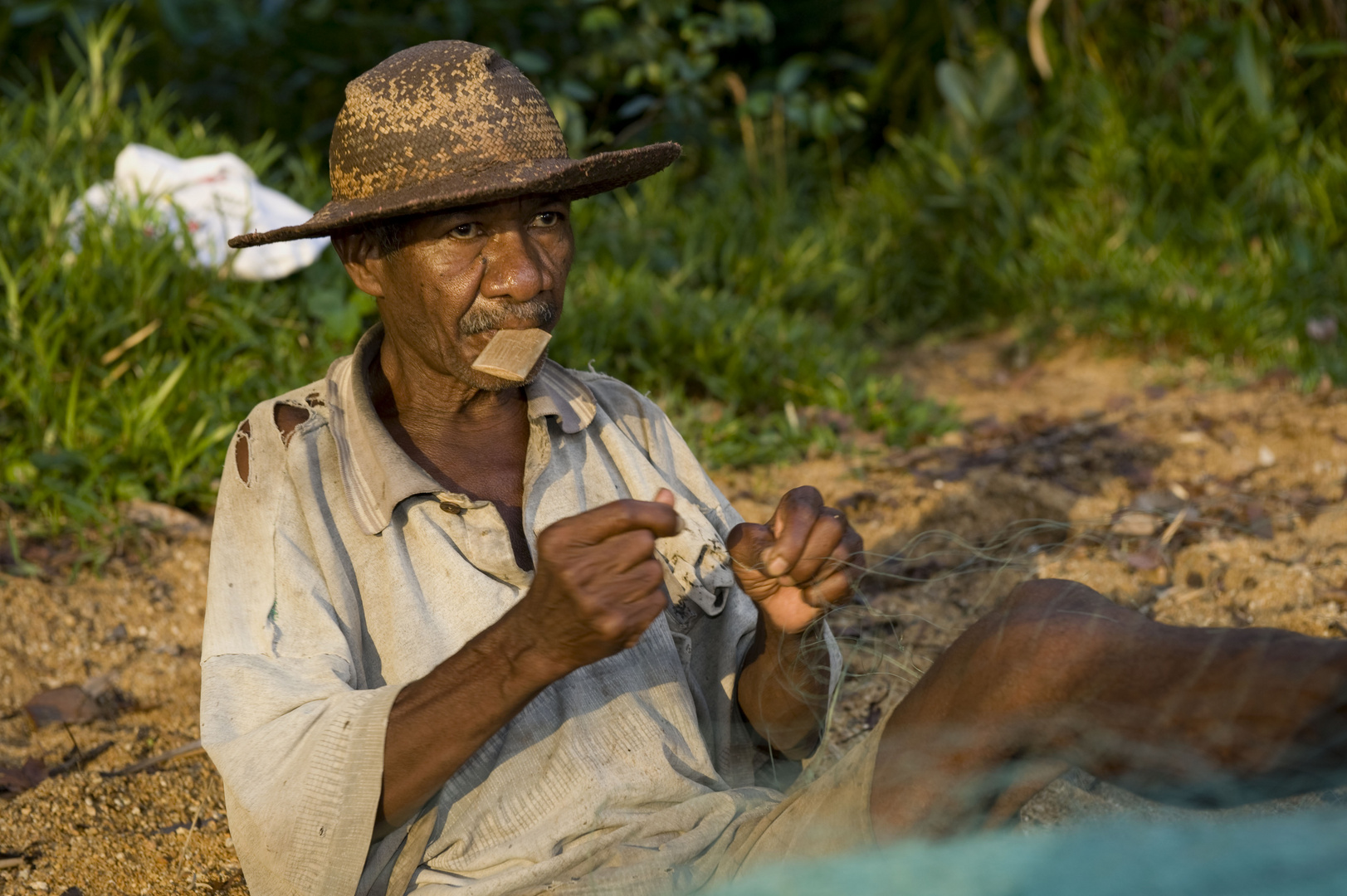 ein Fischer bei seiner Arbeit in Madagaskar