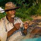 ein Fischer bei seiner Arbeit in Madagaskar