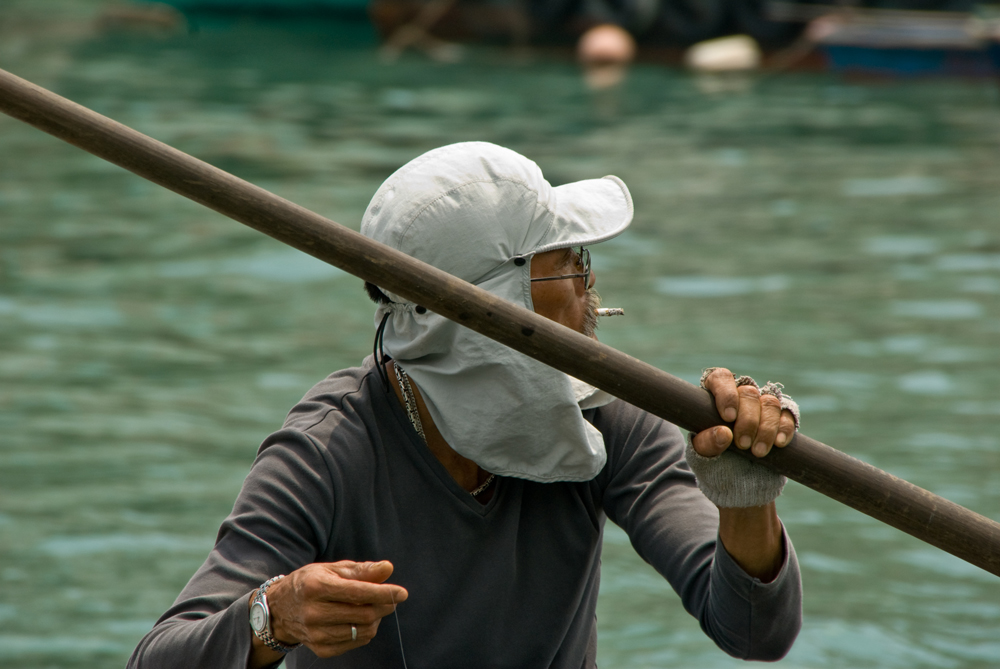 Ein Fischer im Hafen von Hong Kong