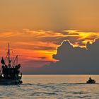 ein Fischerboot fährt in den Sonnenuntergang bei Rovinj