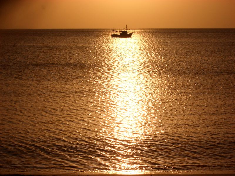 ein Fischerboot im Sonnenuntergang