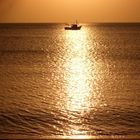 ein Fischerboot im Sonnenuntergang
