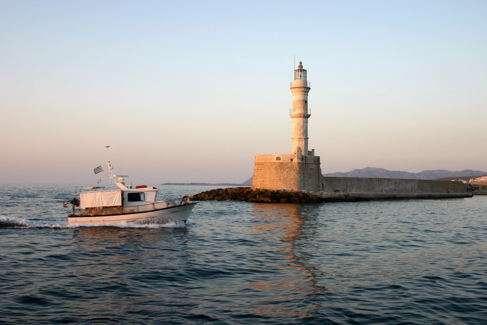 Ein Fischerboot in der Hafenheinfahrt von Chania(Kreta)