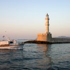 Ein Fischerboot in der Hafenheinfahrt von Chania(Kreta)