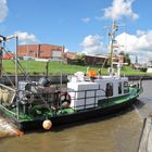 Ein Fischerboot läuft nach Tönning ein