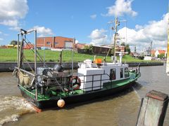 Ein Fischerboot läuft nach Tönning ein