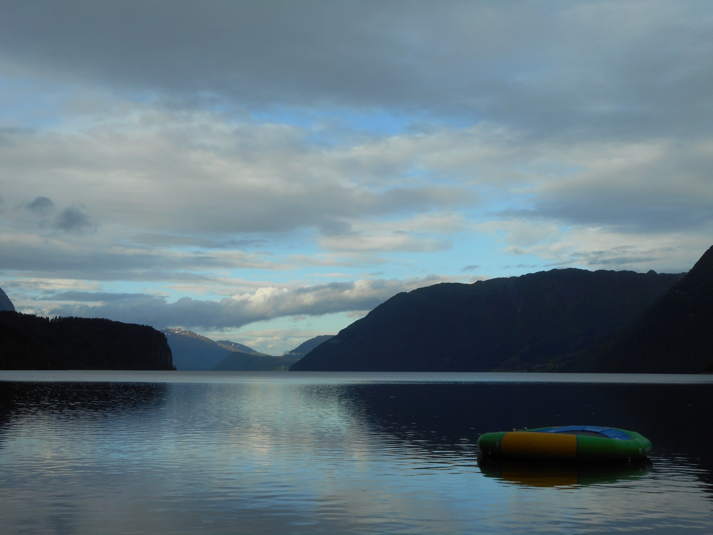 Ein Fjord, ein Boot, eine Idylle