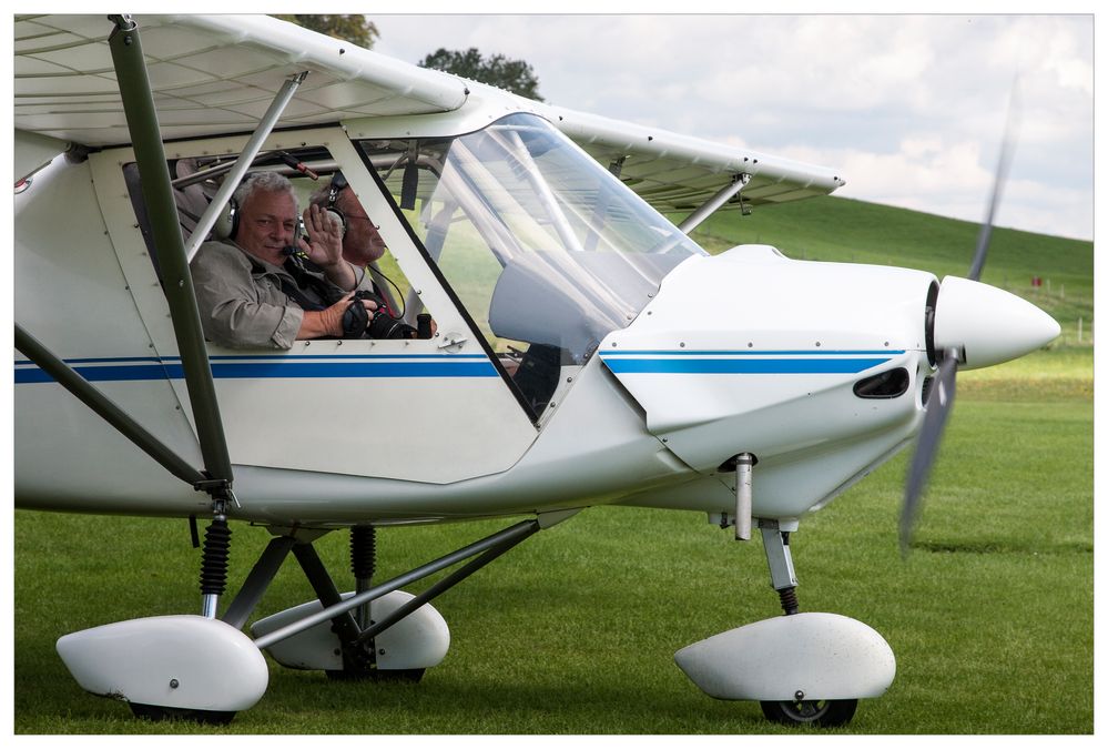 Ein Flug mit dem fliegenden Bauern mit OHNE Scheibe auf der Beifliegerseite