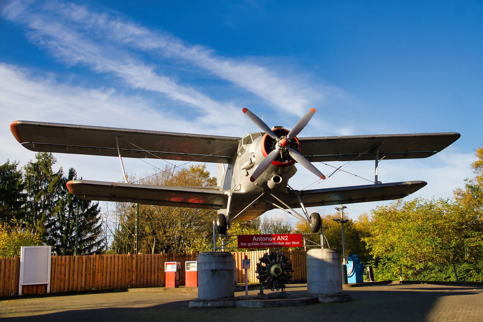 Ein Flugzeug an einer Tankstelle