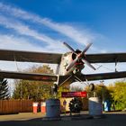 Ein Flugzeug an einer Tankstelle