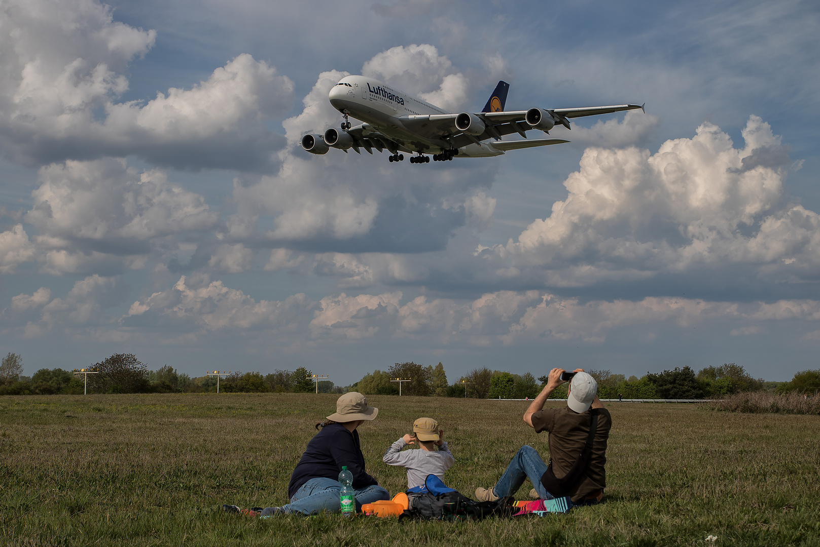 EIN FLUGZEUG KOMMT.