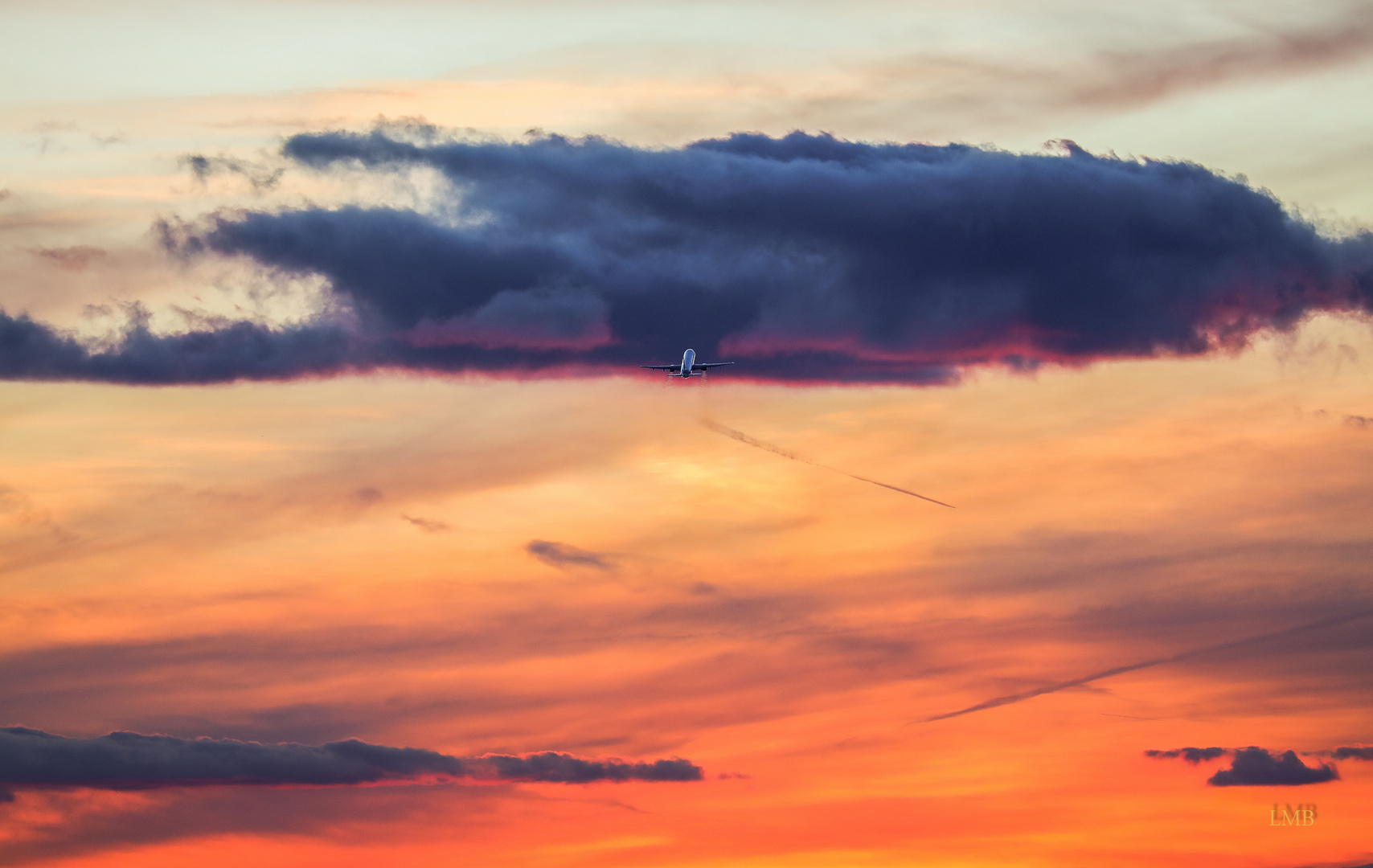 Ein Flugzeug versteckt sich