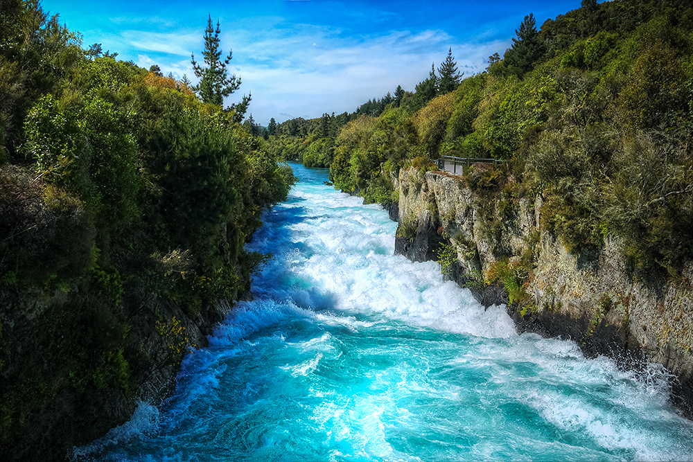 Ein Fluss bahnt sich seinen Weg von digitallines 