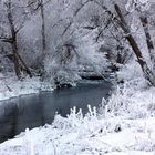 Ein Fluss der Kälte trotzend