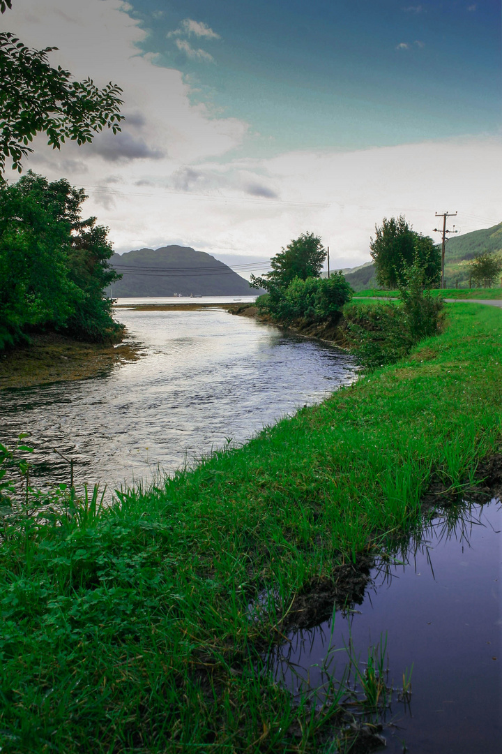 Ein Fluss endet im Loch 