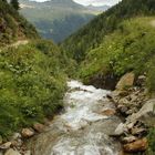 Ein Flusslauf aus den Bergen auf dem Weg zum Großglockner.