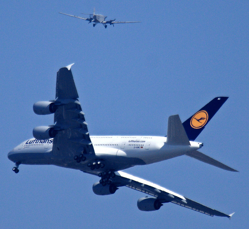 Ein Formationsflug aus Lufthansa A380 und JU-52 der keiner war.