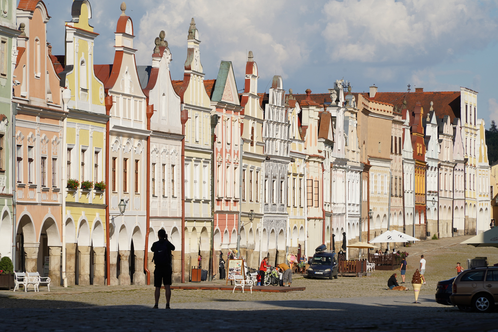 Ein Fotograf am Stadtplatz von Telc