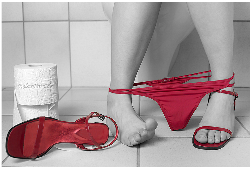 "Ein Fotograf sieht rot ..." - Beine einer im rotem Tanga-Slip auf der Toilette sitzenden Frau