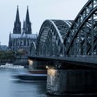 Ein Frachter unter der Hohenzollernbrücke macht Tempo